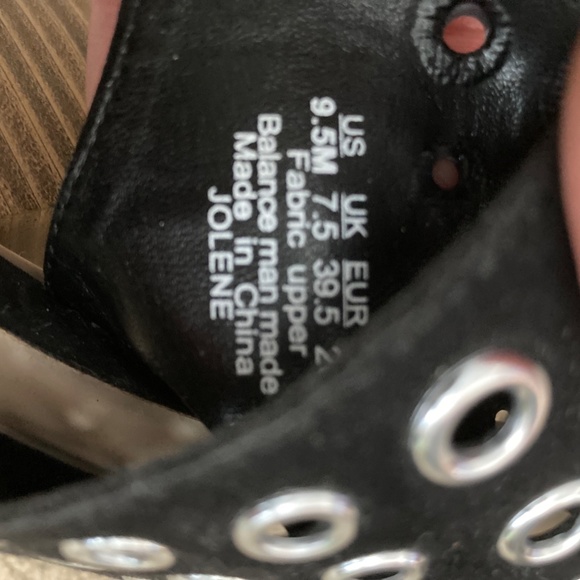 Fergalicious women's size 9 1/2 grommeted sandals. - Picture 8 of 10